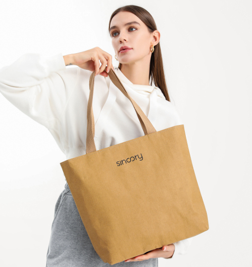 Model mit sincory one Shopper in der Hand