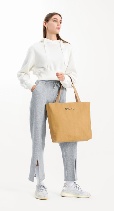 Model mit sincory one Shopper am Arm