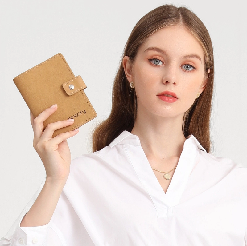 Model mit sincory wallet in der Hand